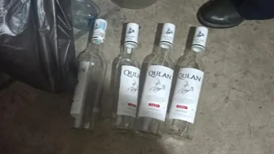 Четыре бутылки водки на полу