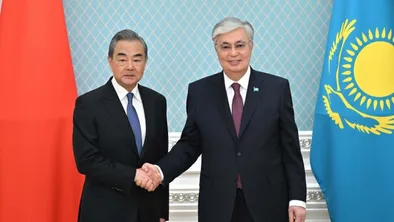 Встреча президента Казахстана Касым-Жомарта Токаева с министром иностранных дел КНР Ван И.