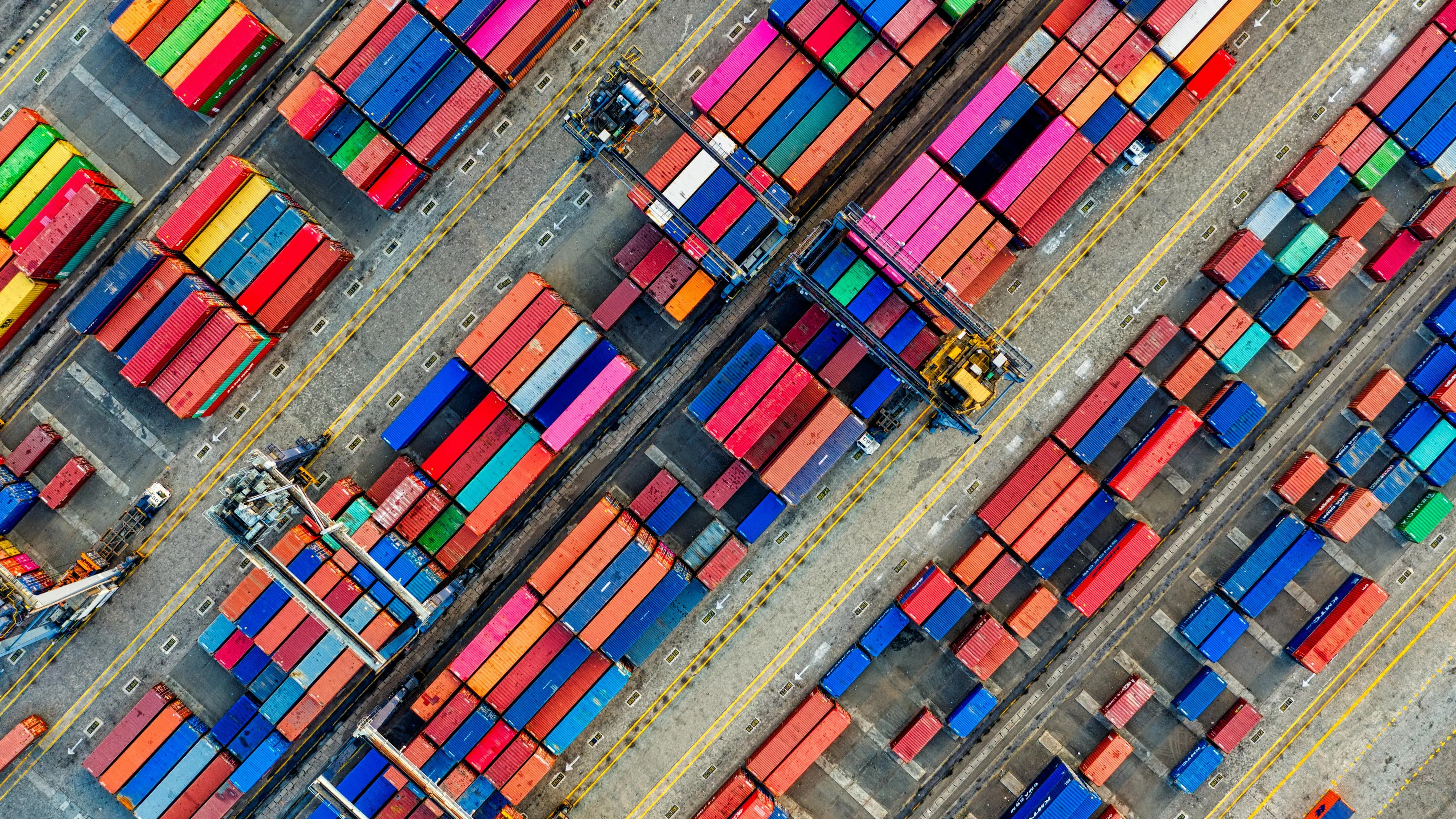 Разноцветные грузовые контейнеры в порту фото на taspanews.kz от 21 мая 2024 12:25