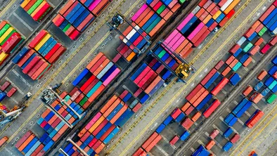 Разноцветные грузовые контейнеры в порту