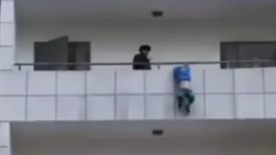Подросток спасает ребенка с перил балкона