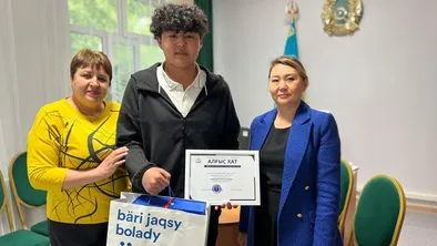 Акан Акимжанов с мамой и наградой