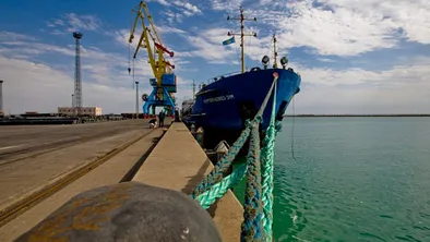 Корабль стоит на причале в порту Актау