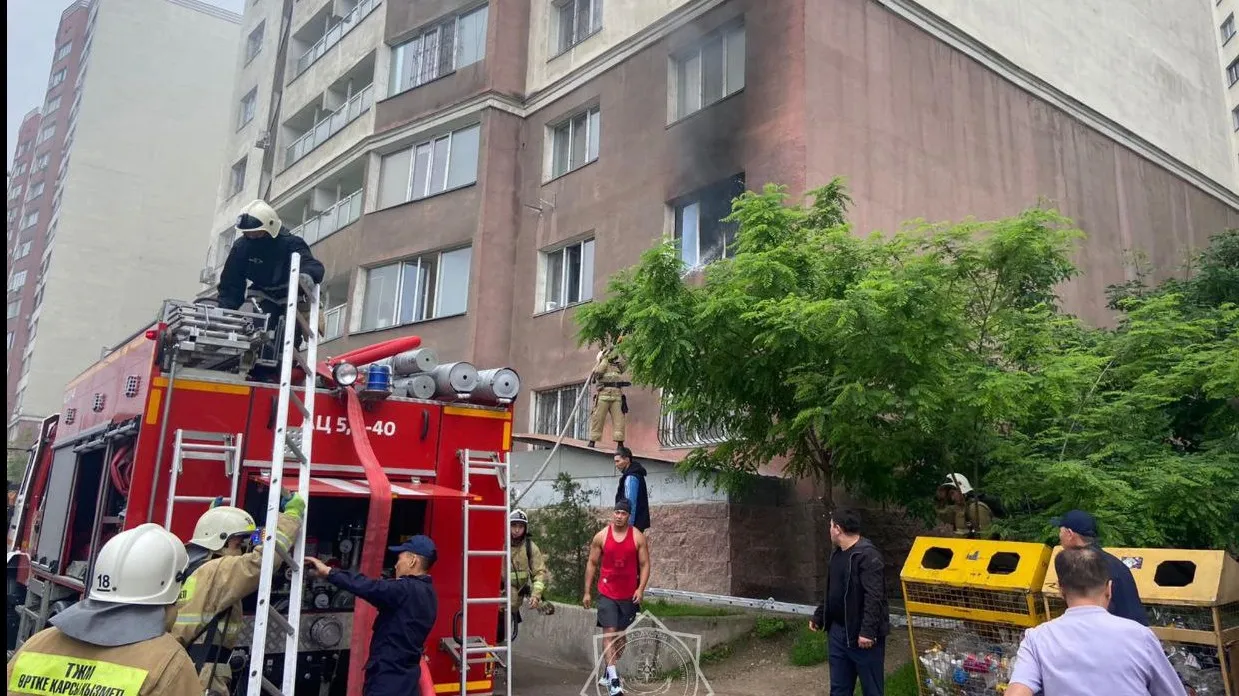 Пожарные тушат многоэтажку в ЖК Премьера в Наурызбайском районе Алматы фото на taspanews.kz от 22 мая 2024 16:35