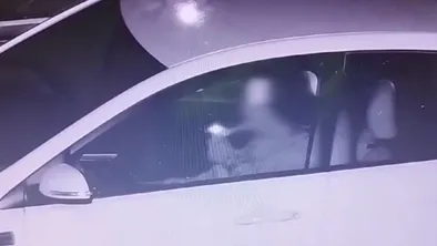 Водитель курит марихуану за рулем автомобиля