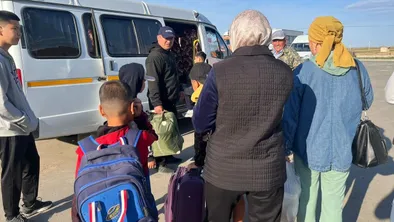 Дети, подростки и пожилые люди возвращаются домой на маршрутке после эвакуации