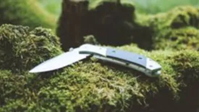 Нож на траве