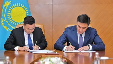 Габит Сыздыкбеков, аким Шымкента, и Лю Юньминь, глава Fujian Hengwang Investment Co., Ltd подписывают соглашение об инвестиции в новый металлургический завод