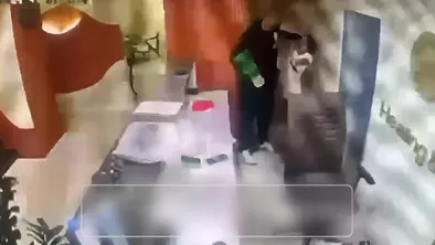 мужчина ударяет женщину