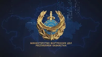 Эмблема МВД Казахстана на фоне цифровой карты