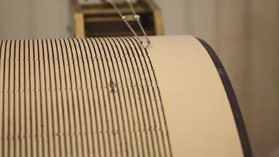 Сейсмограф пишет сейсмограмму во время землетрясения