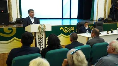 Нуржан Нуржигитов выступает на встрече с жителями района