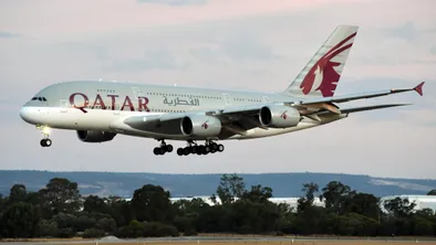 Самолет авиакомпании Qatar Airways летит на небольшой высоте