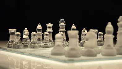 Прозрачные шахматы стоят на доске