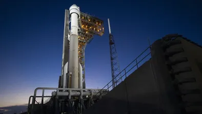 Космический корабль Boeing CST-100 Starliner готовится к запуску на станции космических сил на мысе Канаверал во Флориде.