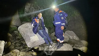 Спасатель и потерявшийся турист ночью в горах