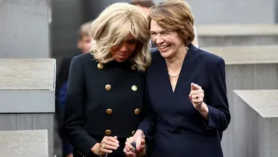 Жены президентов Франции и Германии Брижит Макрон и Эльке Бюденбендер смеются