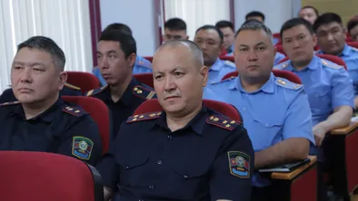 Сотрудники милиции Бишкека на комиссии по ночным беспорядкам в хостеле