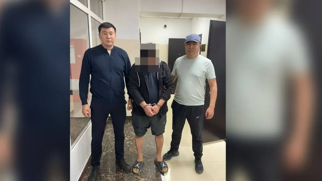 задержанный мужчина в наручниках и два охранника фото на taspanews.kz от 28 мая 2024 12:57