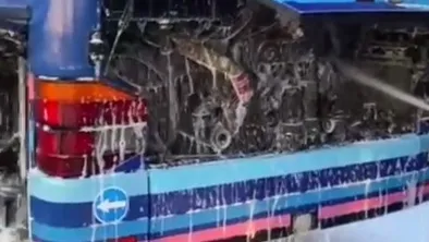 Моторный отсек автобуса залитый пожарной пеной