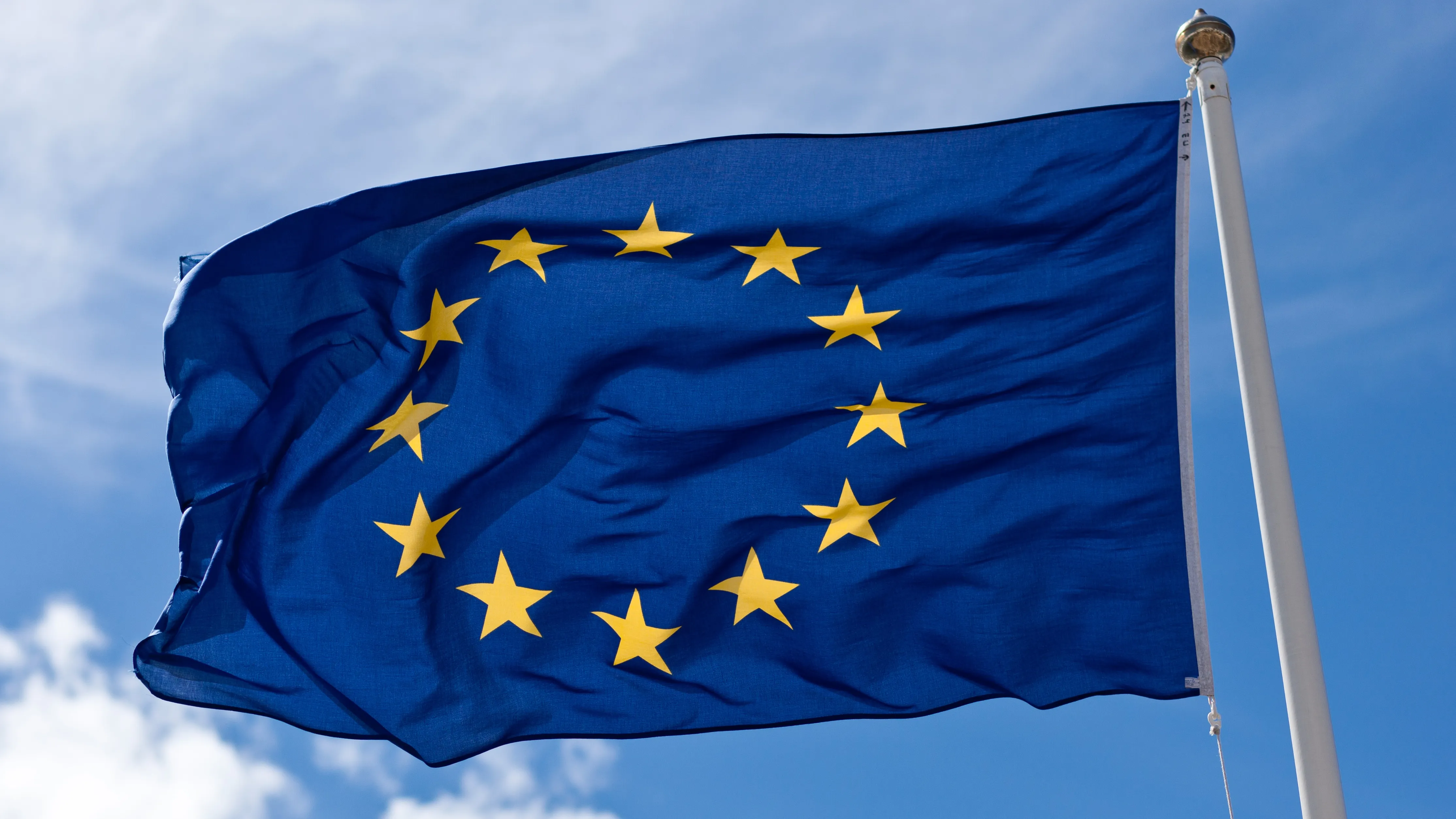 Флаг Евросоюза на фоне голубого неба фото на taspanews.kz от 29 мая 2024 14:01