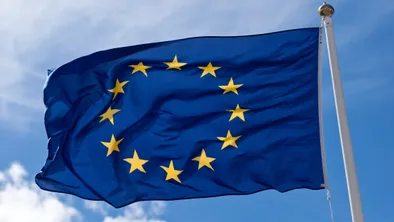 Флаг Евросоюза на фоне голубого неба