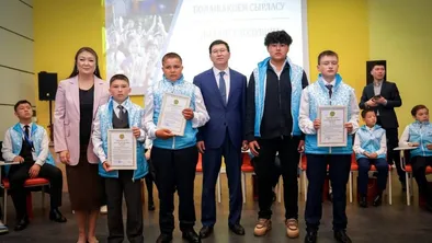 Награждение детей-героев Едилом Оспаном в Министерство просвещения Казахстана 