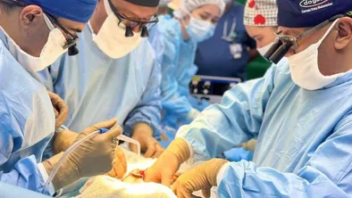 Команда хирургов проводит операцию по пересадке почек