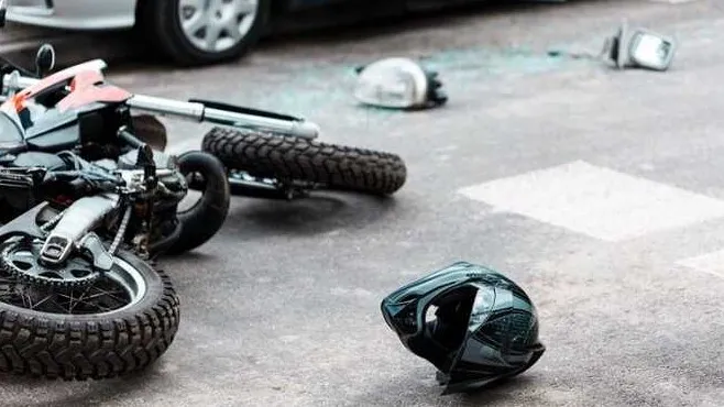 Мотоцикл и шлем на земле после аварии фото на taspanews.kz от 29 мая 2024 16:49