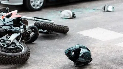 Мотоцикл и шлем на земле после аварии
