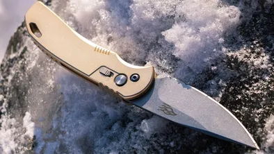 нож на снегу