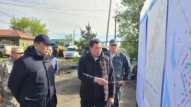 Гауез Нурмухамбетов в СКО показывает план жителям пострадавшим от паводков