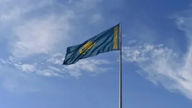 Флаг Казахстана, на фоне - небо