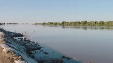 В Махамбетском районе начинается спад уровня воды в реке Жайык
