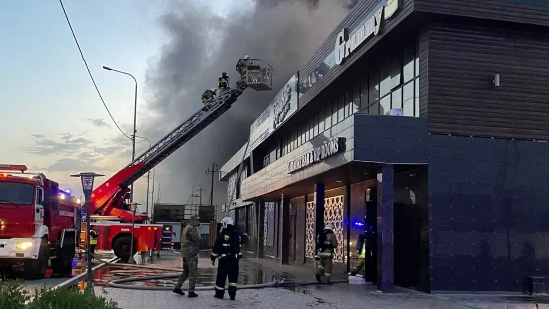 Многофункциональный комплекс тушат пожарные в Атырау фото на taspanews.kz от 31 мая 2024 08:24