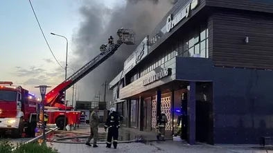 Многофункциональный комплекс тушат пожарные в Атырау