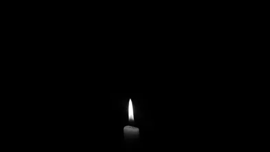 Черно-белая свеча в темноте