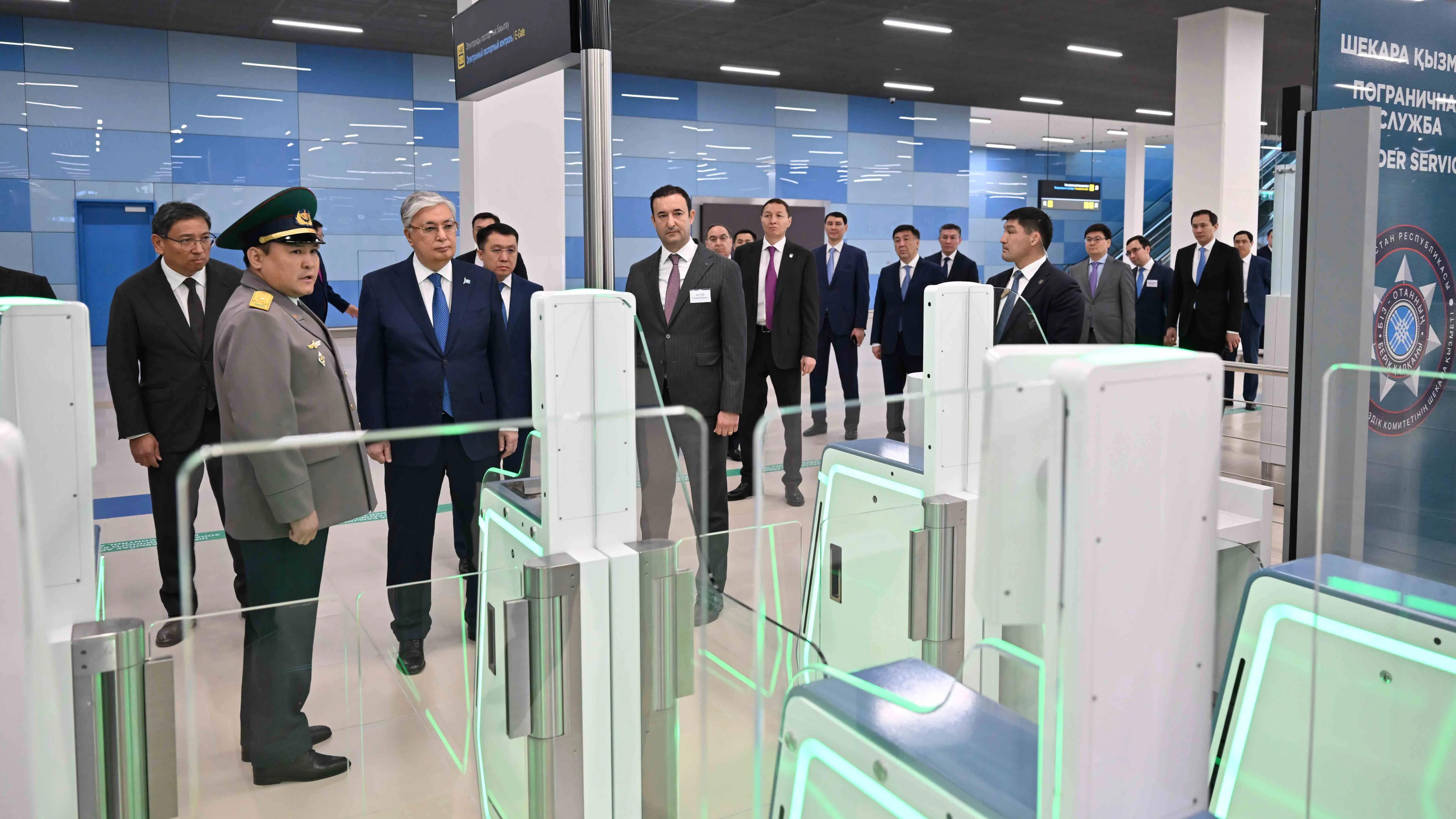 Токаев осматривает новый международный терминал в аэропорту Алматы фото на taspanews.kz от 31 мая 2024 13:42