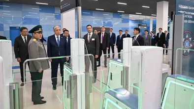 Токаев осматривает новый международный терминал в аэропорту Алматы