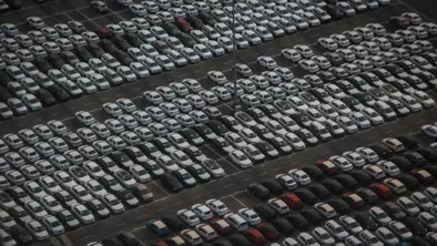 Множество автомобилей на парковке