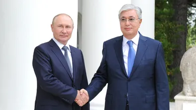 Путин и Токаев пожимают руки