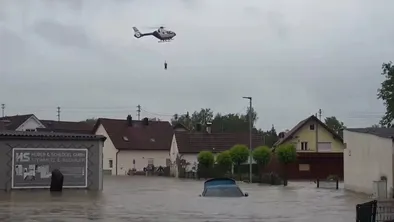 Ветолет в Германии летит над затопленным районом