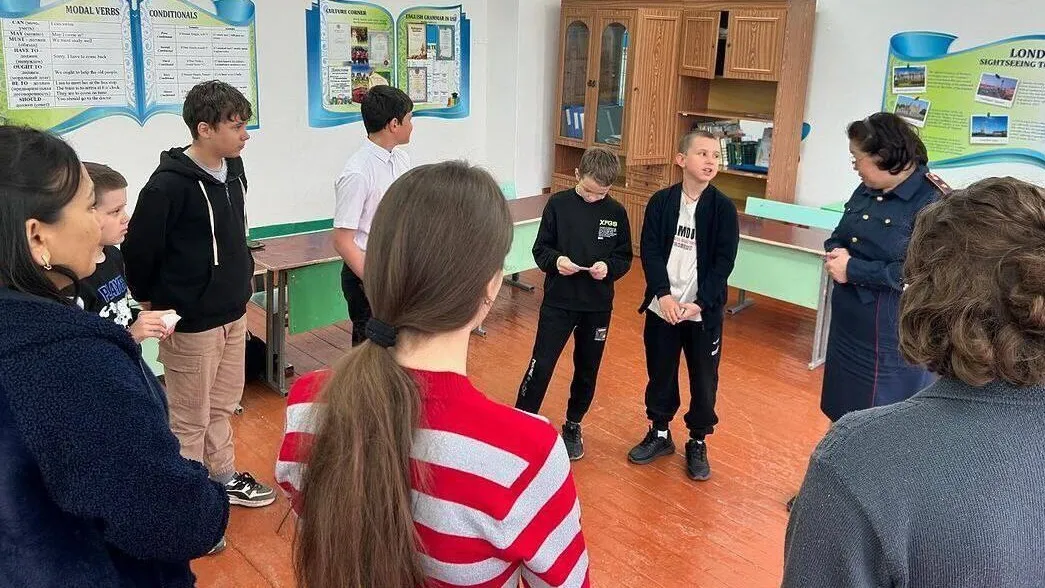 Дети и подростки слушают полицейского инспектора в школе  фото на taspanews.kz от 03 июня 2024 10:15