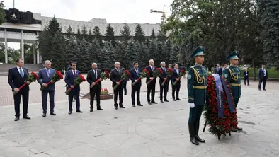 Главы парламентских делегаций ОДКБ возложили венки и цветы к Вечному огню в парке имени 28 гвардейцев-панфиловцев