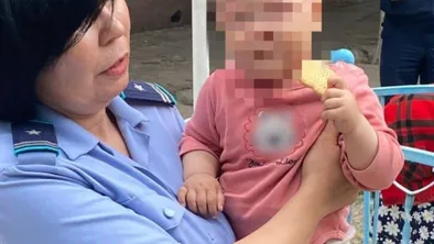 Младенец на руках у женщины-полицейского