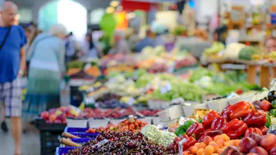 Прилавок с овощами и фруктами на рынке
