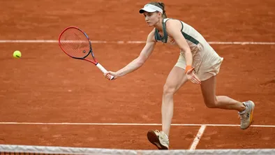 Елена Рыбакина играет в теннис на турнире Ролан Гаррос