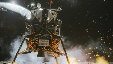 Китайский зонд «Чанъэ-6» на обратной стороне Луны с китайским флагом