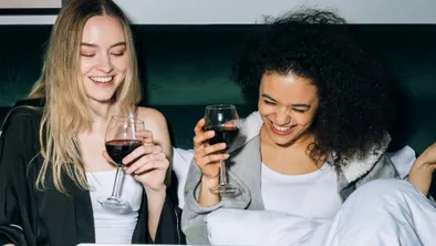 Девушки пьют вино