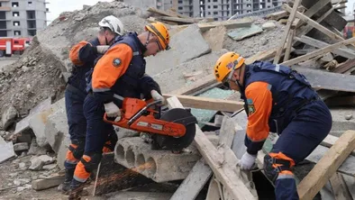 Спасатели разбирают завалы после землетрясения